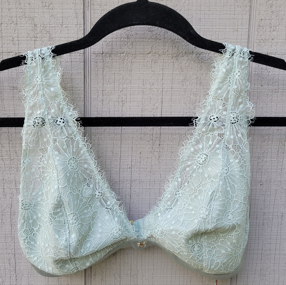 LIKE NEW Victoria's Secret Sexy Plunge Lingerie Lace Bralette Bra Small DD